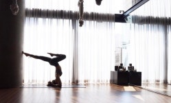 제니, 플라잉요가 하는 모습... 군살없는 몸매 화들짝