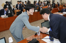 의원들과 인사하는 김영주 후보자[포토]