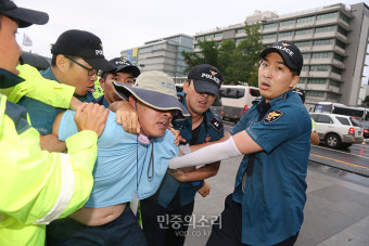 트럼프 규탄 시위 벌이다 연행되는 노동자통선대[포토]