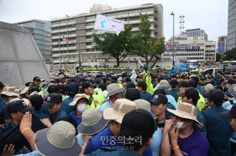 경찰과 대치하는 트럼프 규탄시위 참가자들[포토]