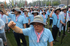 구호 외치는 민주노총 통일선봉대[포토]