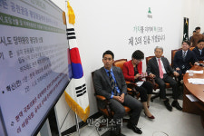 국민의당 혁신 아이디아 PT 보는 안철수[포토]