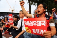 사망 집배원 유족·동료 “아픈 사람에게 출근 압박했다” 눈물의 집회