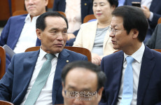 대화 나누는 김중로-천정배[포토]