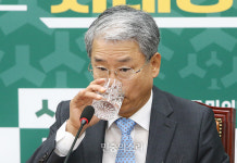 물 마시는 김동철[포토]