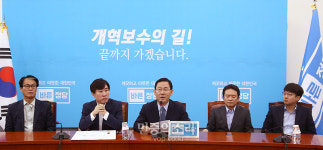 최고위원회의 주재하는 주호영[포토]