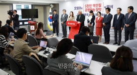 한국당 혁신위 ‘朴 대통령 법정발언에도 탈당 권유 변함 없어’[포토]