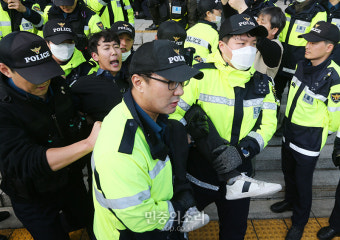 사지 들려 연행되는 트럼프 규탄 시위 참가자[포토]