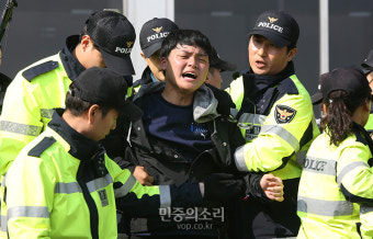 연행되는 트럼프 기습시위 대학생[포토]