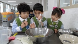 금왕유치원, 꽃동네학교서 빵만들기 체험