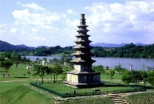 충주 중앙탑 최대 2도 기울어져 있다