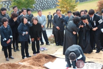 고(故) 신현종 양궁감독, 장미공원에 영면