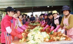 청주농협, 결혼이주여성 김장김치담기 행사