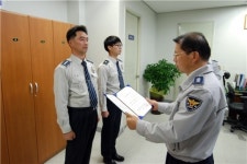 홍성삼 충북지방경찰청장, 연수지구대 방문 표창장 수여