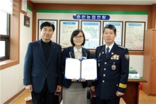 충주署, 전화사기 피해 막은 중원농협 직원에 감사장 전달