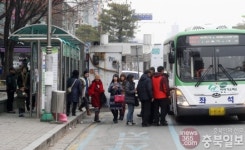 시민들 도로로 내모는 교통카드 충전소
