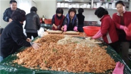 충주 금가새마을부녀회, 19개 경로당에 떡과 만두 전달
