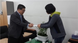 충주세무서 직원들, 복지사각지대 주민에게 학비 전달