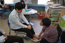 제자 발 씻겨주는 담임선생님 뭉클