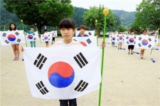 단양 어상천초등학교 태극기 나눠주기