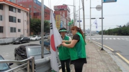 금천동 주민들, 제헌절 맞이 태극기 달기