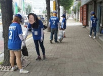 새정치연합 한창희 후보, 선거운동원들과 함께 거리청소로 유세