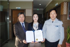 충주경찰서, 전화금융사기 예방한 주덕신협 직원에 감사장 전달