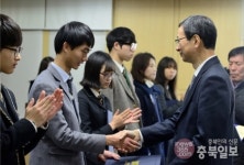 늘푸른 장학회, 학생 16명에 첫 장학증서 전달