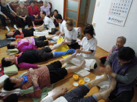 충주발사랑봉사단, 경로당 찾아 발마사지 봉사