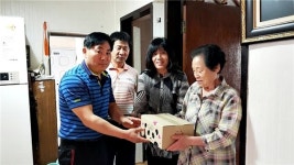 충주 교현2동, 기탁받은 쌀로 가래떡 전달