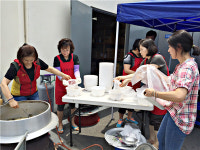 충주교현2동주민자치위, 저소득가정·홀로노인 삼계탕 전달