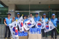 사직1동 바살위, 주민센터에 태극기 기증