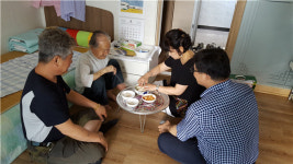 충주봉방동 주민자치위, 저소득 노인 삼계탕 전달