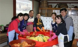 충주교육지원청,  김장 품앗이 봉사