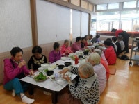 청주 명동보리밥, 이웃 노인들에 점심 대접