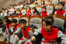 충주달천초병설유치원생,  동극 외로운 신데렐라 관람