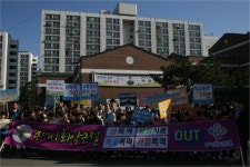 충주연수초, 등굣길 학교폭력 예방 캠페인 실시