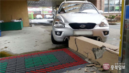 [4·13 총선 이모저모] 충주 탄금초 투표소서 아찔한 차량사고