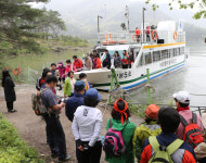 괴산 산막이옛길 선착장 찾은 상춘객들