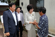 김양희 충북도의장, 지적장애인 강제노역 피해자 가정 위로 방문