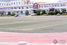 충북 학교 운동장 우레탄 트랙 교체 난항
