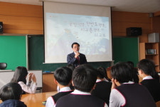 충주 신니중, 김두식 충북 국제관계대사 초청 특강
