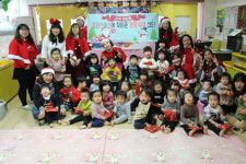 크리스마스에 찾아온 영양·위생 산타 인형극  