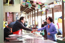 김관용 경북도지사 청주 서문시장 방문