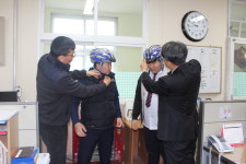충주노은중, 자전거 통학생에게 안전모 지급