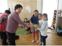 초강초등학교, 경로당에 쑥떡 보냈어요