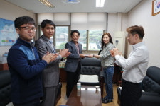 충주수안보초, 기부 받은 장학금 100만원과 사랑의 반찬 나눠줘