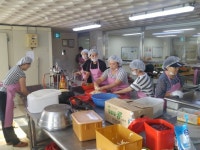 충주수회초 교직원, 개교기념일 맞아 무료 급식 봉사활동 실시