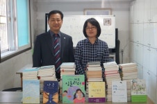충주 폴리텍대, 아름다운지역아동센터에 도서 140권 기부