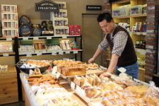 고소한 빵내음 솔솔, 사랑 전하는 빵가게 사장님